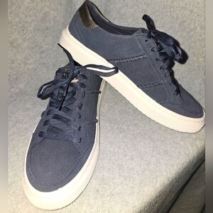 Like New UGG sneakers